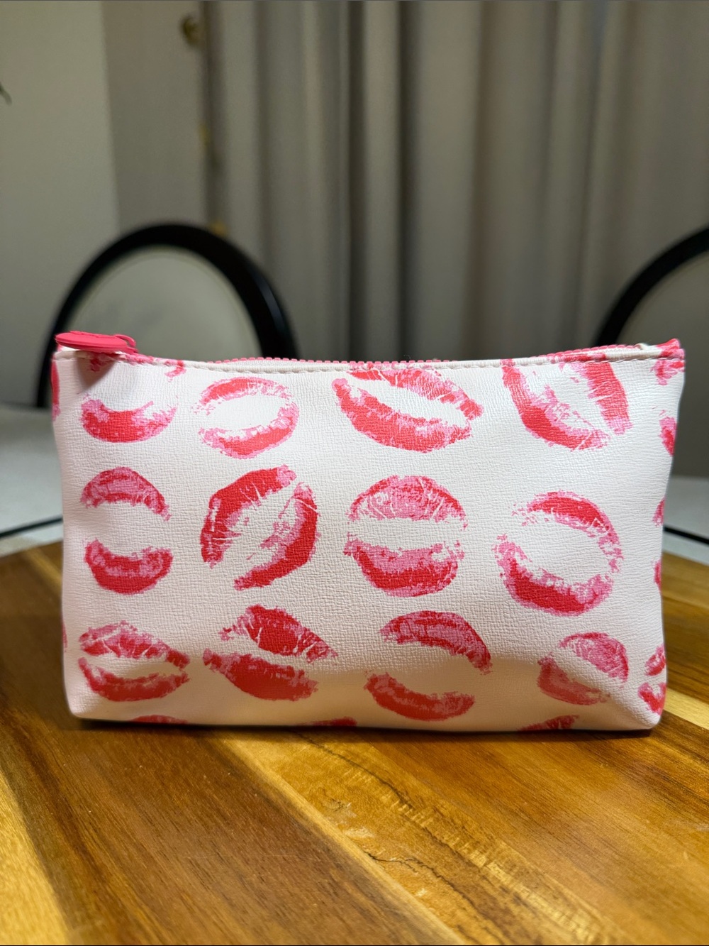 Ipsy makeup bag hot pink kisses